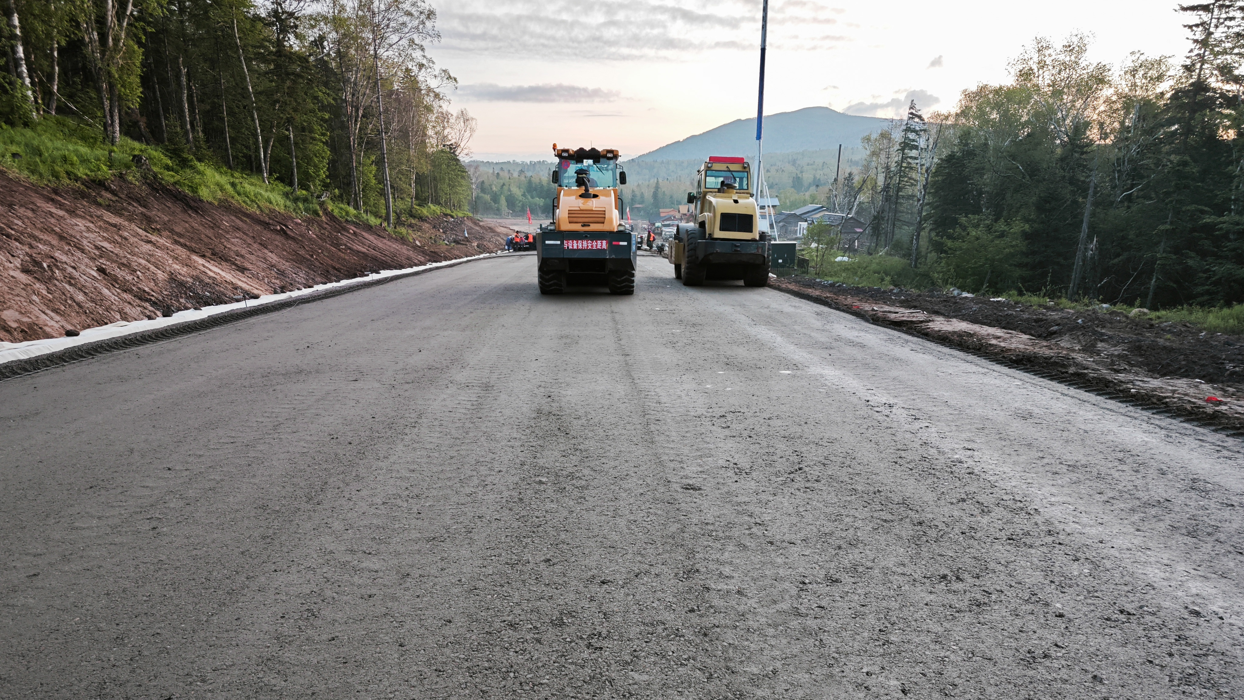 镜头 | 一线 公司承建的国道三莫公路雪乡至滑雪场段改扩建工程取得阶段性成果(图2)